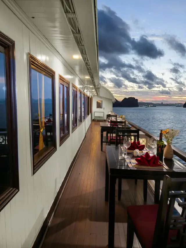 🛳️ Unwind in Style: Ha Long Bay's Finest Stays 🌊