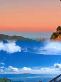 鷄足山景區打卡 踏上鷄足山，彷彿步入了一幅空靈的畫卷。山峰疊翠，雲霧縹繞，猶如仙境一般。