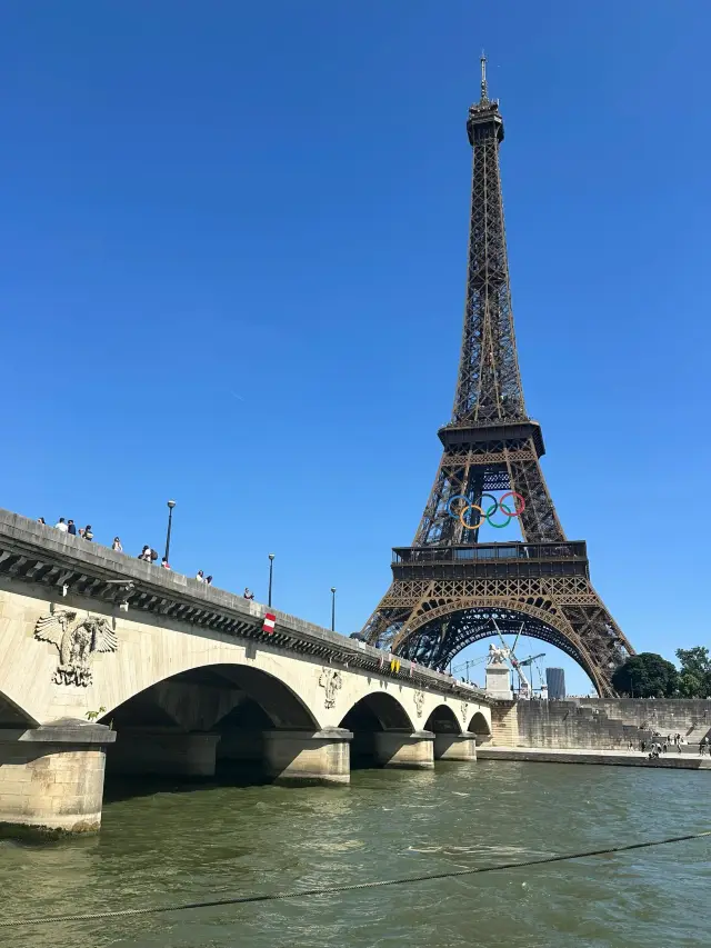 Detailed Champs-Élysées travel guide.