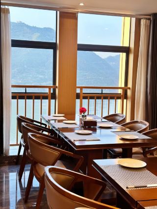 This hotel is a dreamy place to stay by the Yunyang River. If you're coming to play, stay here.