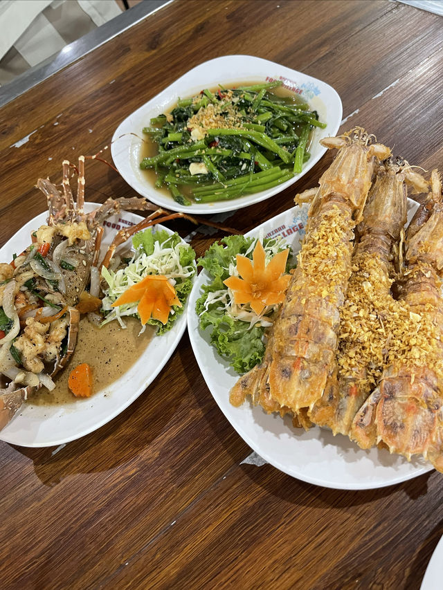 班赞海鲜市場位於普吉島芭東海灘附近的江西冷購物中心出口處對面。市場佔地面積不太大,分為上下兩層。
