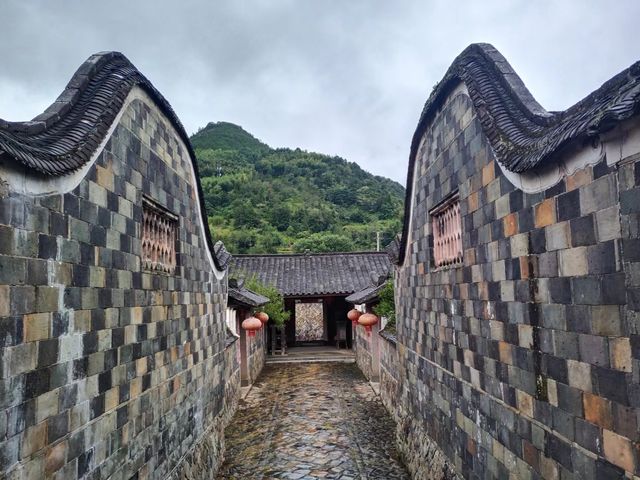浙江古村落自駕遊～雪溪胡氏大院 胡氏大院位於溫州市泰順縣雪溪鄉橋西村石門樓，建於清道光十二年至同治十。