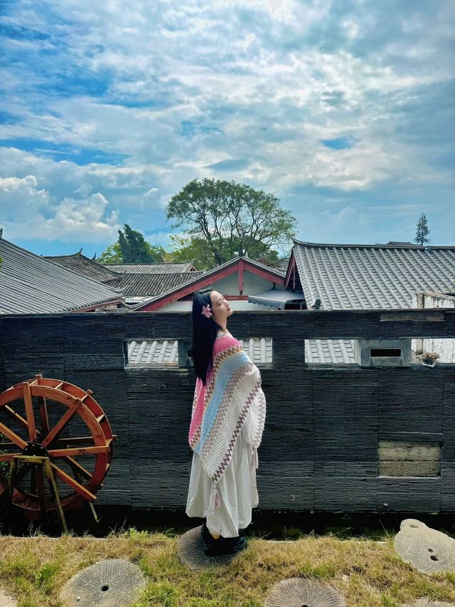 俯瞰麗江古城的觀景大窗在我酒店房間裏…。