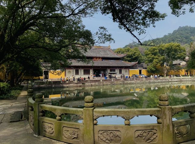 寧波阿育王寺：古剎梵音，歷史傳承與文化瑰寶。