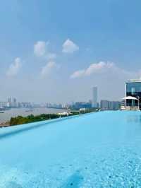天際之水——上海金普頓前灘酒店無邊泳池的城市美景