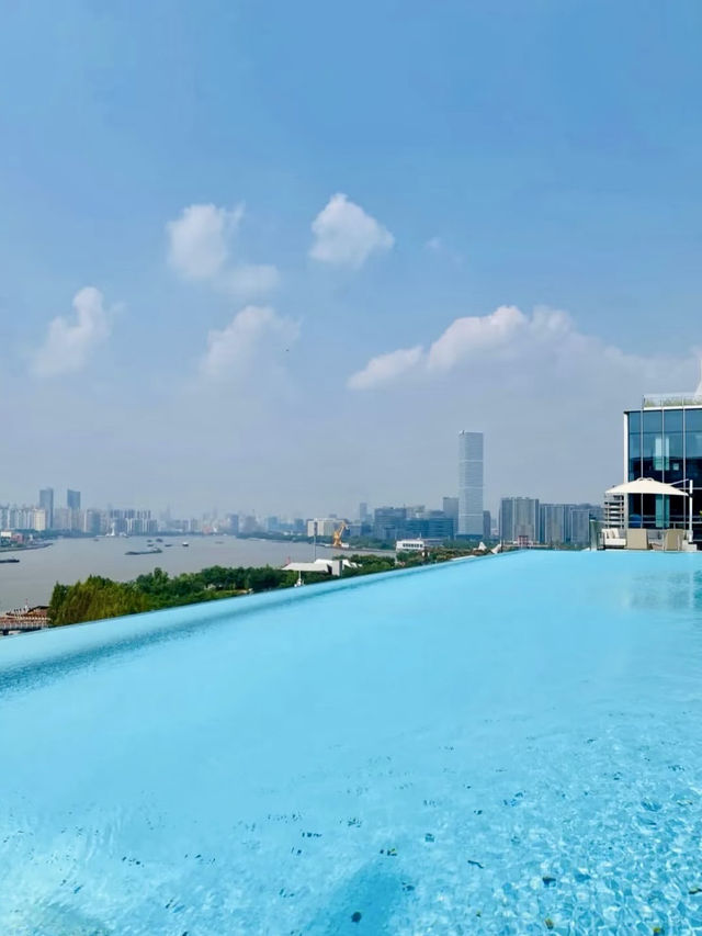 天際之水——上海金普頓前灘酒店無邊泳池的城市美景