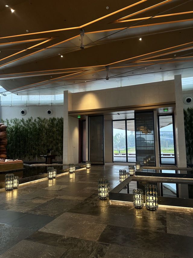 成都全新瀑布酒店享受避世之境。