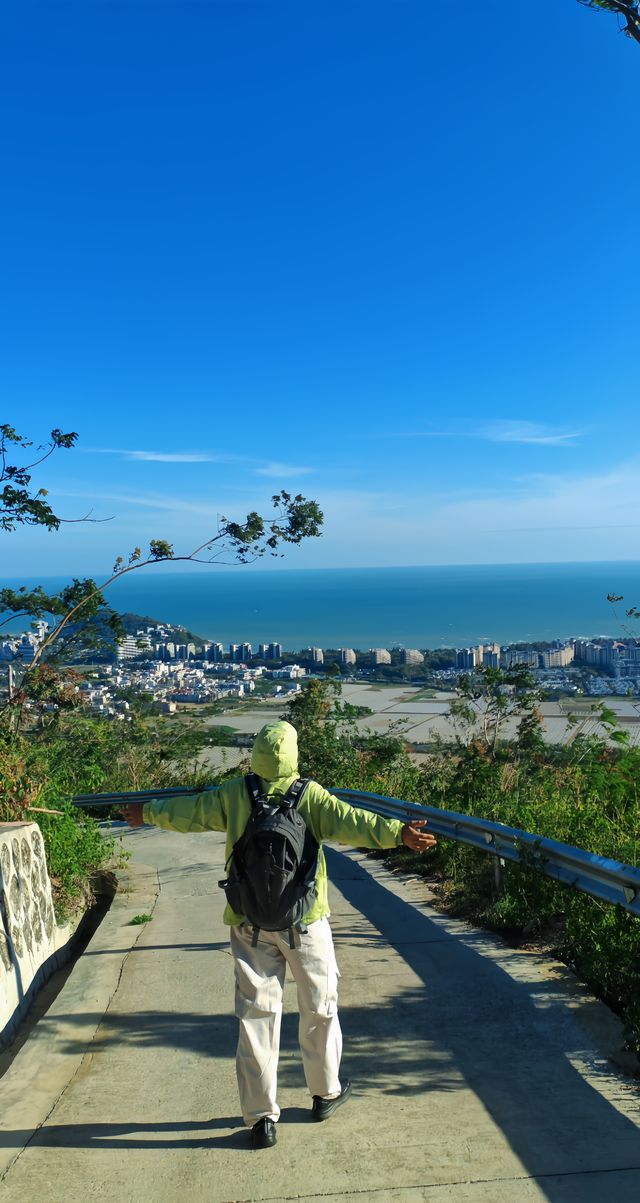 海南登山遠足·觀賞山頂絕美風光。