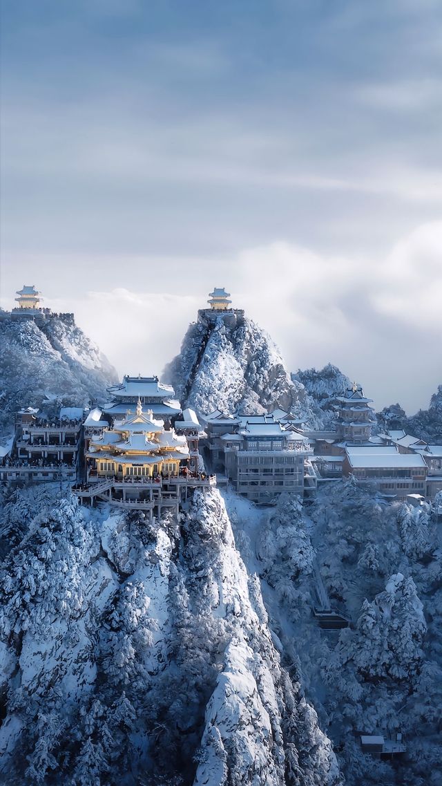 "唯見青山不見君，殫盡紅顏如神明"老君山我來了