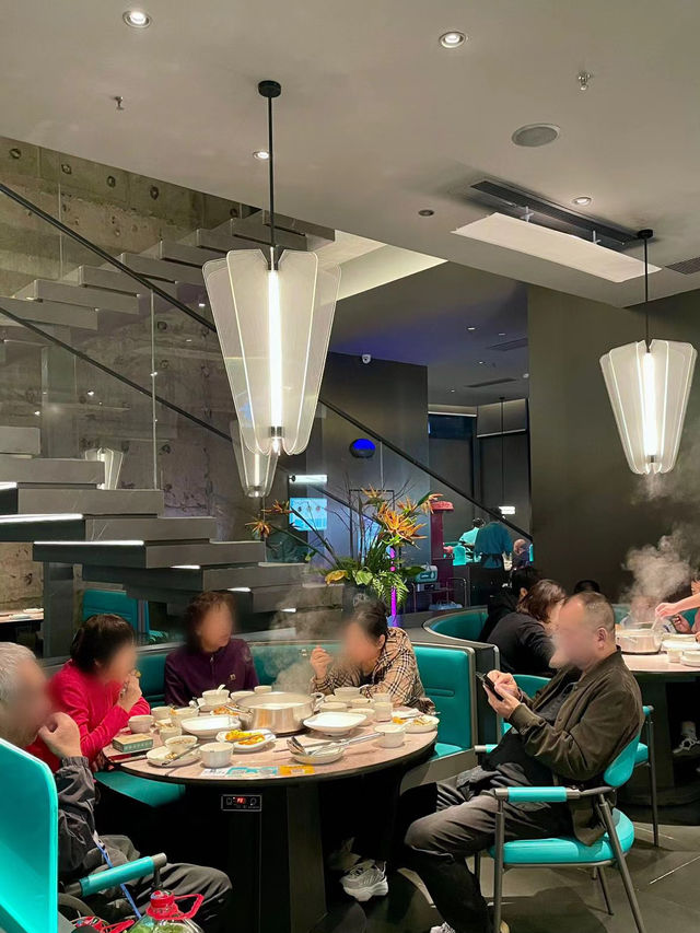 這家寶藏脆鰱魚火鍋店真的好火爆