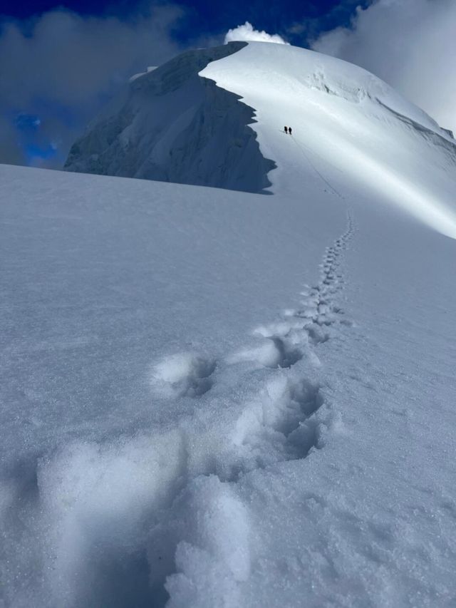 那抹勒多曼因藍！攀登6112米技術雪山！