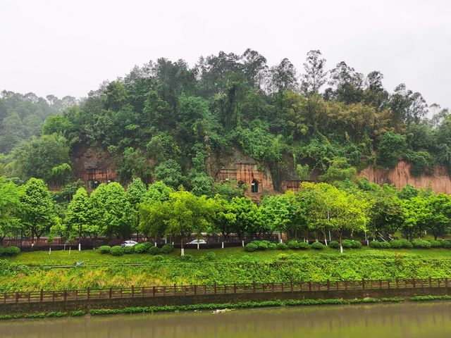 第一次喺雨中漫步樂山城