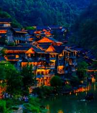 住進烏江寨的時光裡：聽槳聲，品煙火。