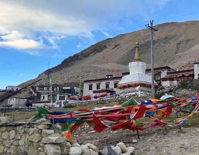 珠峰腳下的絨布寺：世界之巔的寧靜之地。