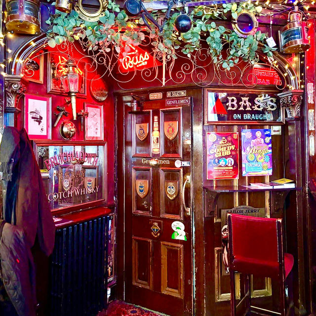 Central London’s Most Warm and Welcoming Pub Experience: The Ship! 🍻  