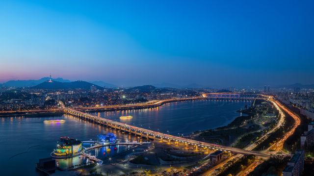 Rainbow Fountain Show Returns: True Romance of Hangang River Kicks Off