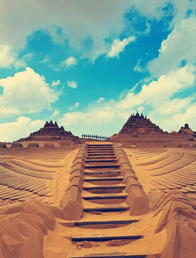 響沙灣一邊游泳一邊看沙海，魔幻到不行 