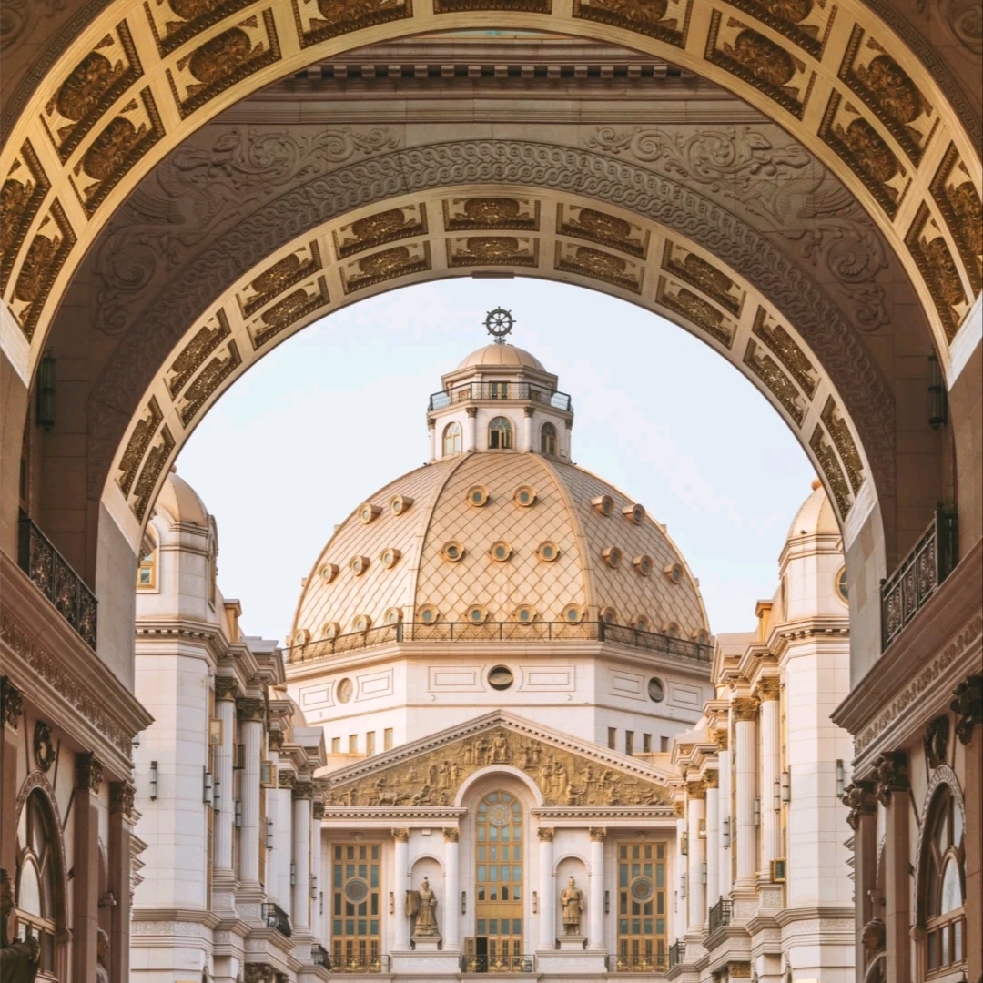 

難以相信上海竟然有這樣的秘境！
耗資15億元打造的義大利風格街區「中歐街」，一踏入就彷彿置身米蘭🏛️

巴洛克風格的建築和彩色玻璃圓頂，宛如將米蘭的拱廊街道原封不動地搬來。現在人意外地少，能安靜地拍照是最大魅力📸

非常適合喜歡拍照和婚紗攝影！用廣角鏡頭捕捉拱廊圓頂的全景，或以教堂風建築的拱門作為前景構圖都超推薦。在噴泉前也能拍出充滿氛圍的照片✨

白天在這裡感受義大利旅行的氛圍，傍晚則到隔壁的芦恒路夜市邊走邊吃，是最佳行程🌙

🚇交通：地鐵8號線芦恒路站5號出口即達
⏰開放時間：24小時營業

上海中歐街（上海市閔行區浦星公路567號）