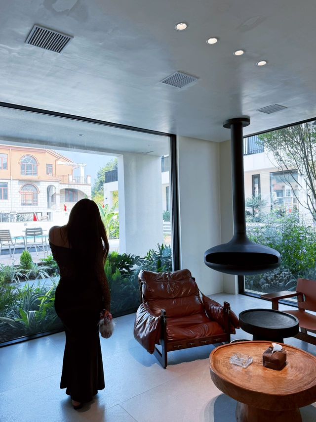 碼住在廬山西海碰上了chao牛的出片民宿～