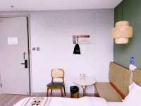 【加油站旁寶藏店！免費停車+人均60爽住】