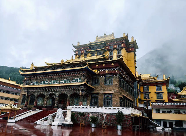 木里大寺:雪山下的金色信仰 木里大寺:雪山下的金色信仰