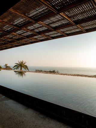 สถานที่ท่องเที่ยวชมวิวช่วงฤดูพายุไต้ฝุ่นบนเกาะเหวยโจวที่เปิดให้บริการเฉพาะช่วงเวลาจำกัด: โรงแรมหน้าผาปลาวาฬยักษ์ฟางเต่า