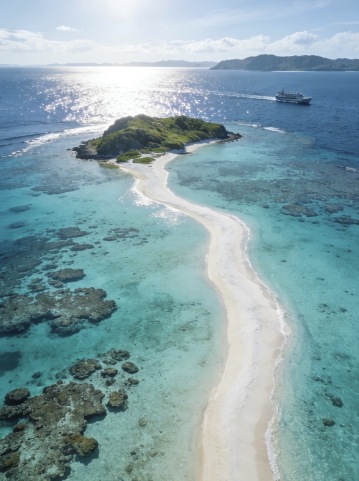 沖縄のゼリー海｜ガラスの海、七色の青、離島の秘境、この一記事で