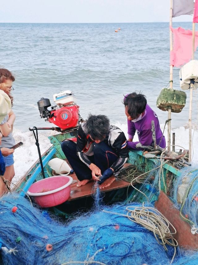 ช็อปของทะเลสดๆ จากตลาดประมงพื้นบ้าน หาดจอมเทียน