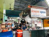 ร้านหมูแดง หมูกรอบสุดฟิน "ศรีรัชเชิญยิ้ม"