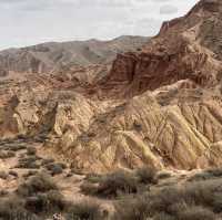 수천 년의 얼음, 물, 바람의 침식의 결과로 형성된 뾰족한 Skazka canyon (스카즈카 협곡) 