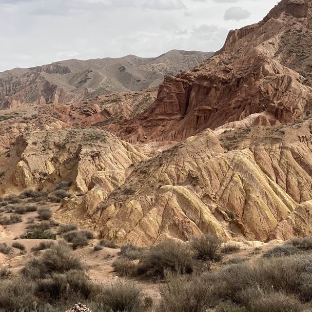 수천 년의 얼음, 물, 바람의 침식의 결과로 형성된 뾰족한 Skazka canyon (스카즈카 협곡) 