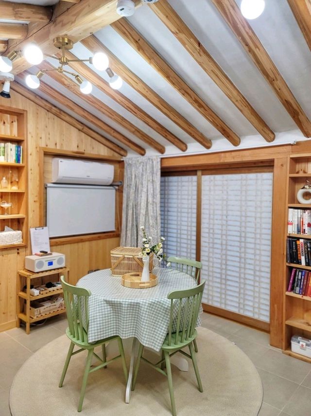 오늘만은 책읽는 문학소녀! 북스테이 아담📕📚