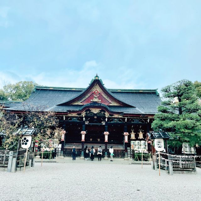【京都府】美しい花手水が楽しめる学問の神様を祀る北野天満宮！