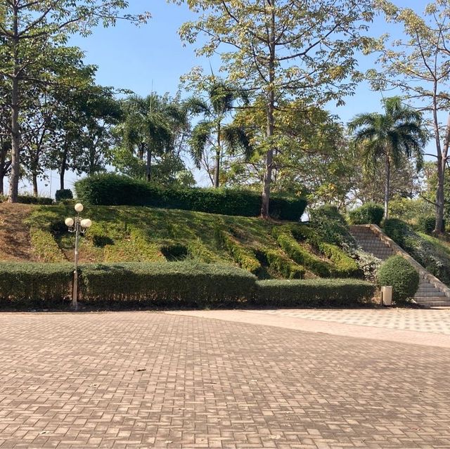 アヌウォン王像とチャオ・アヌウォン公園
