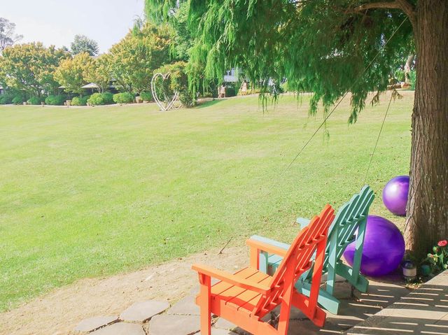 苗栗擁有寬敞的大草坪,還可以親子一同踢球的景觀民宿,還可以選擇入住露營車