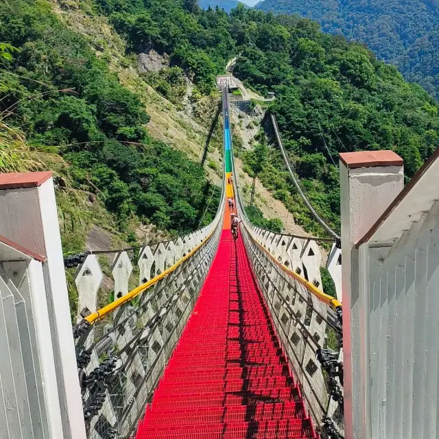 雙龍瀑布美麗的七彩吊橋