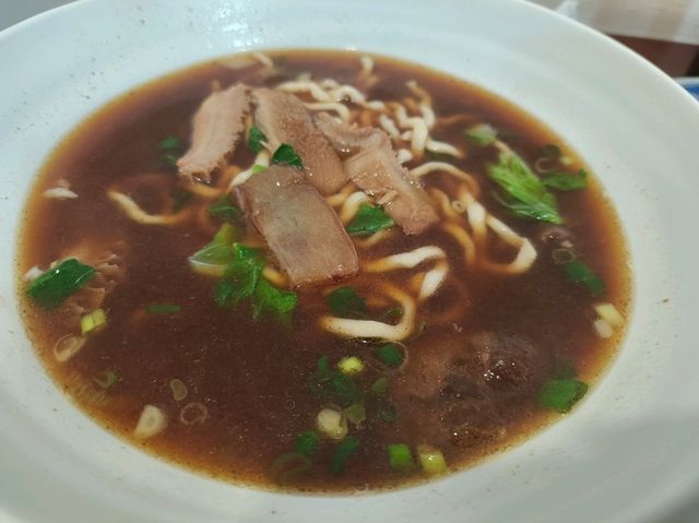 高雄三民-颱風天30元青菜很大盤🌿玉順牛肉麵|（好吃大碗CP高）