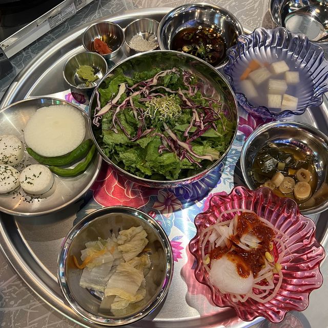 레트로 컨셉에 소고기 철판구이 맛집 남산소금구이!