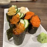 美味新鮮熱辣香脆的「鰻魚燒飯團」😋