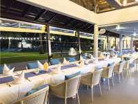 ห้องอาหารติดทะเล ในโรงแรมหรู