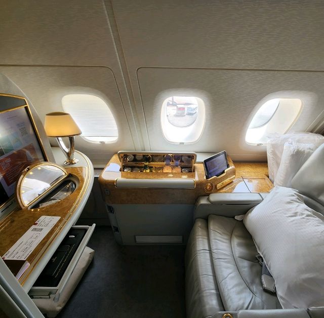 รีวิว First Class สายการบิน Emirates Airlines