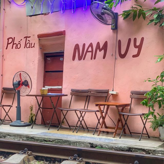 🇻🇳😋Amazing Cafe on Hanoi Train Street😋🇻🇳