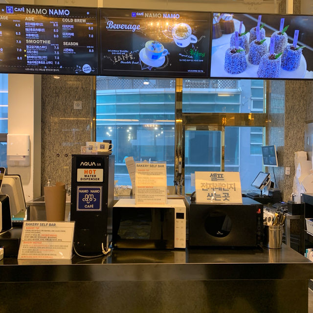 🌈무지개 해안도로 앞에있는🥖나모나모
