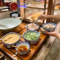 「東方之味薈萃自助餐」：餐廳口碑驚喜，必試鮑魚刀削麵及紅糖滋粑！