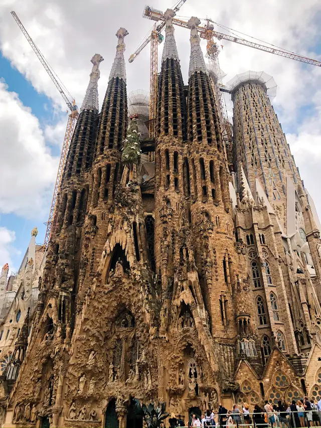  144 ปีที่รอคอย กับ “Sagrada Familia” 🫣