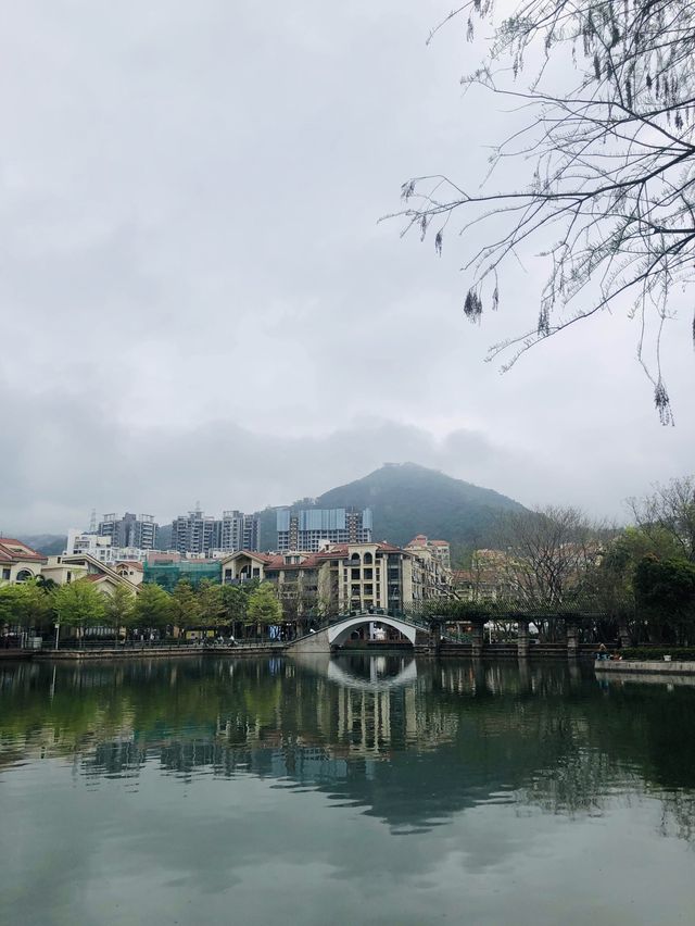 【深圳】大梅沙8號倉outlet：透明玻璃屋圖書館，適合閱讀和品嚐咖啡