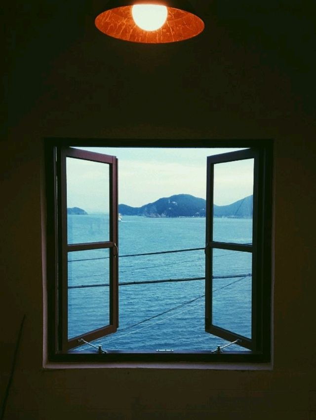 바다, 파도 소리, 책 한 권을 모두 함께 즐길 수 있는 손목서가