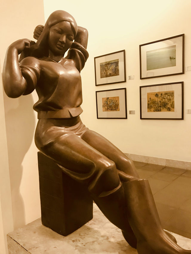 Discovering a large collection of Vietnamese folk art 🇻🇳