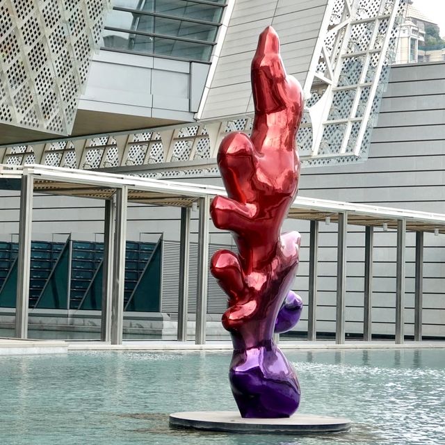 廣州美術館（新館）-造型猶如「水中盛放的木棉花」，與廣州塔互相輝映