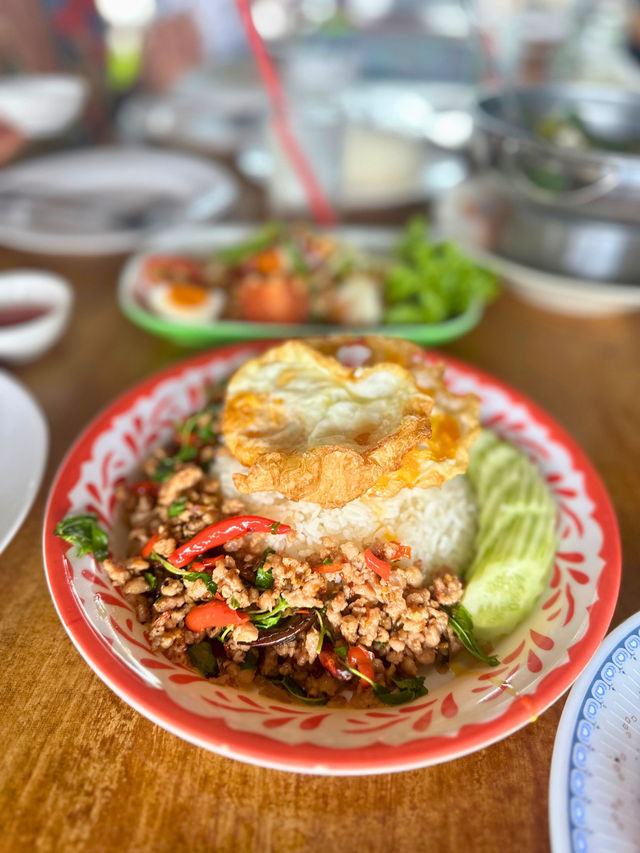 ทานอาหารชิลๆ ริมน้ำ